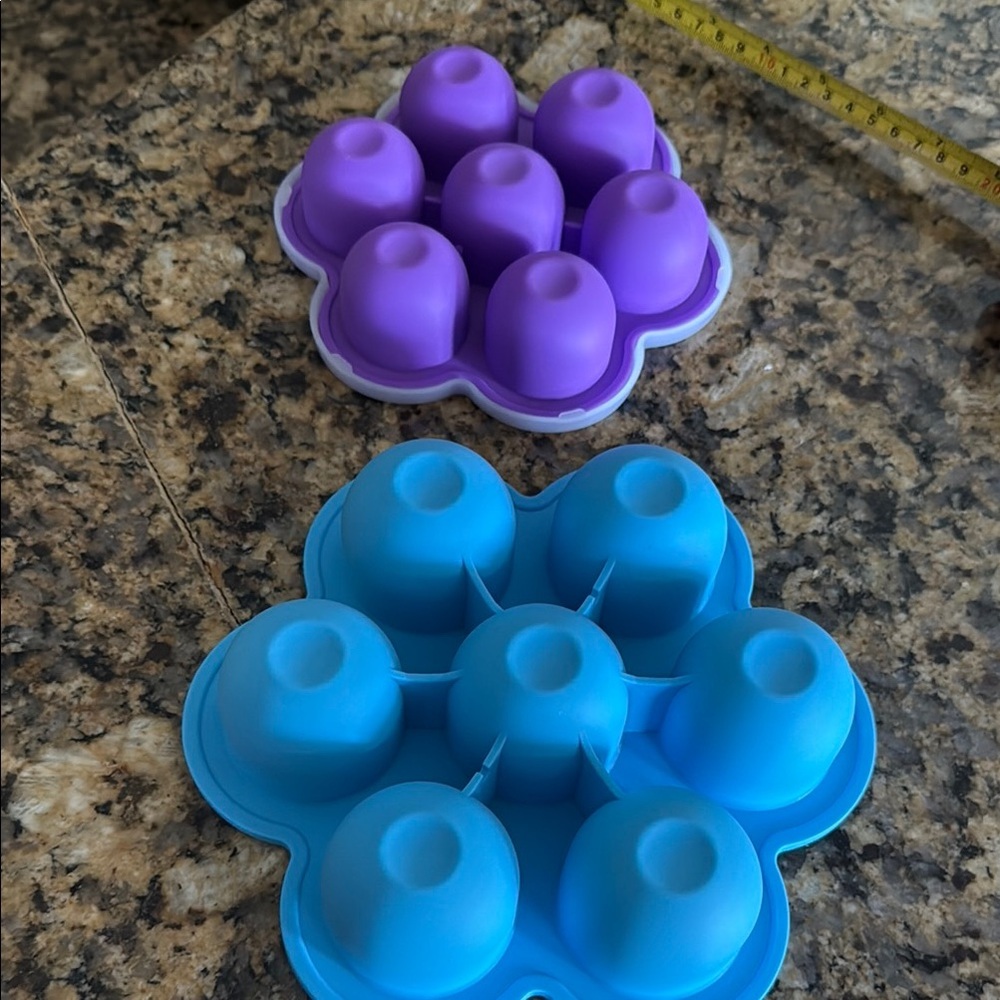 Small 6” & Large 8” Flower-Shaped Silicone Molds Set, 1 lid - Preowned - Picture 4 of 4